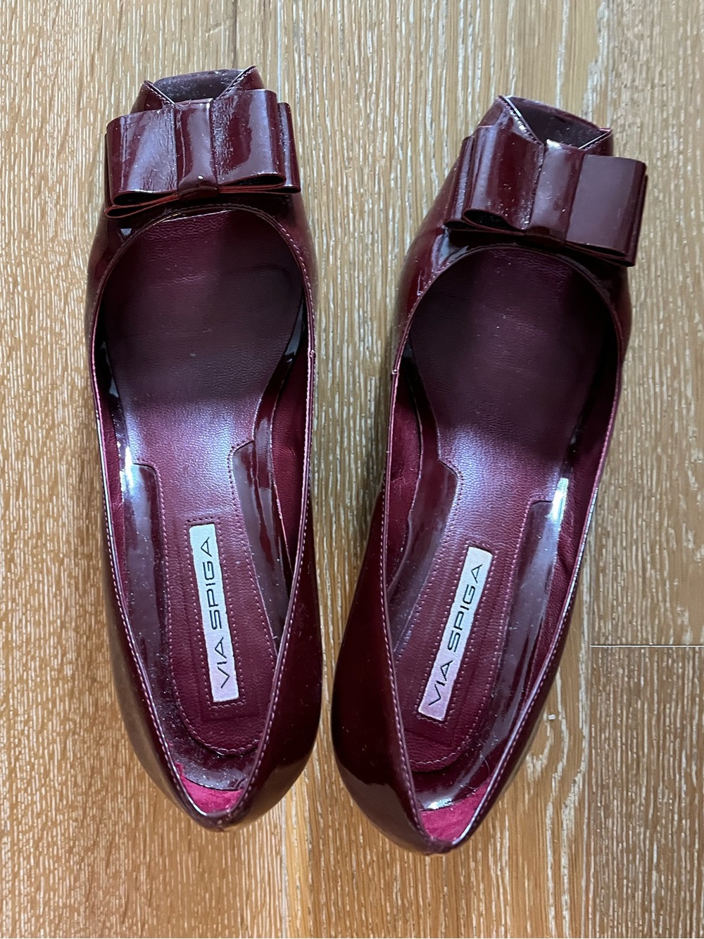 Via Spiga Burgundy Patent Bow-Accent Pointed Pump kitten heel used